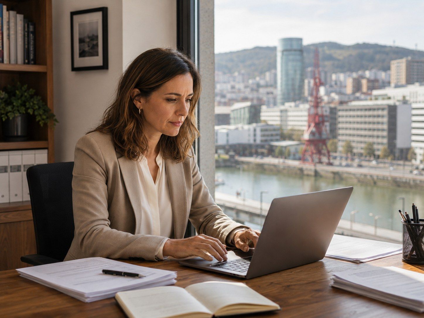 Profesional trabajando en un entorno urbano de Bilbao